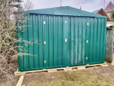 Хозблок для хранения инвентаря в ярком зеленом цвете в дер. Жостово, Мытищинский р-н, МО