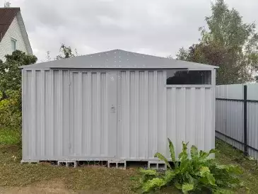 Хозблок для стройматериалов и хозяйственных вещей в светло-сером цвете в СТ Каскад, г.о. Истра, МО